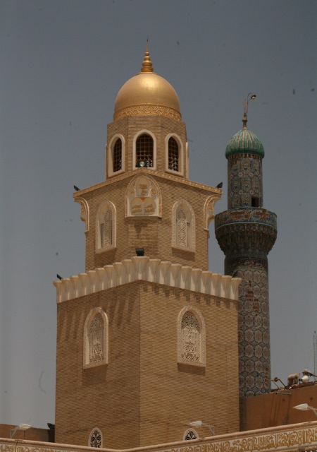 مناره بهره‌ها در کنار مناره قدیمی مسجد کوفه