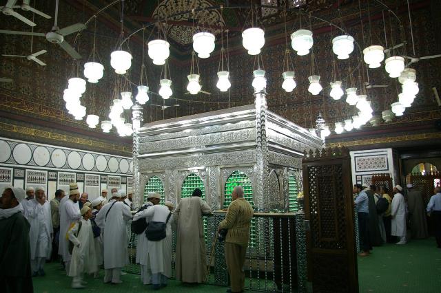 بهره‌های داوودی در حال زیارت ضریح رأس الحسین (ع) در قاهره