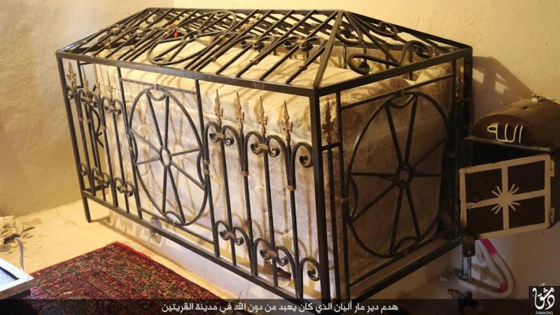 تصویری که داعش از مزار داخل دیر مار الیان ـ پیش از تخریب آن ـ منتشر کرده است.