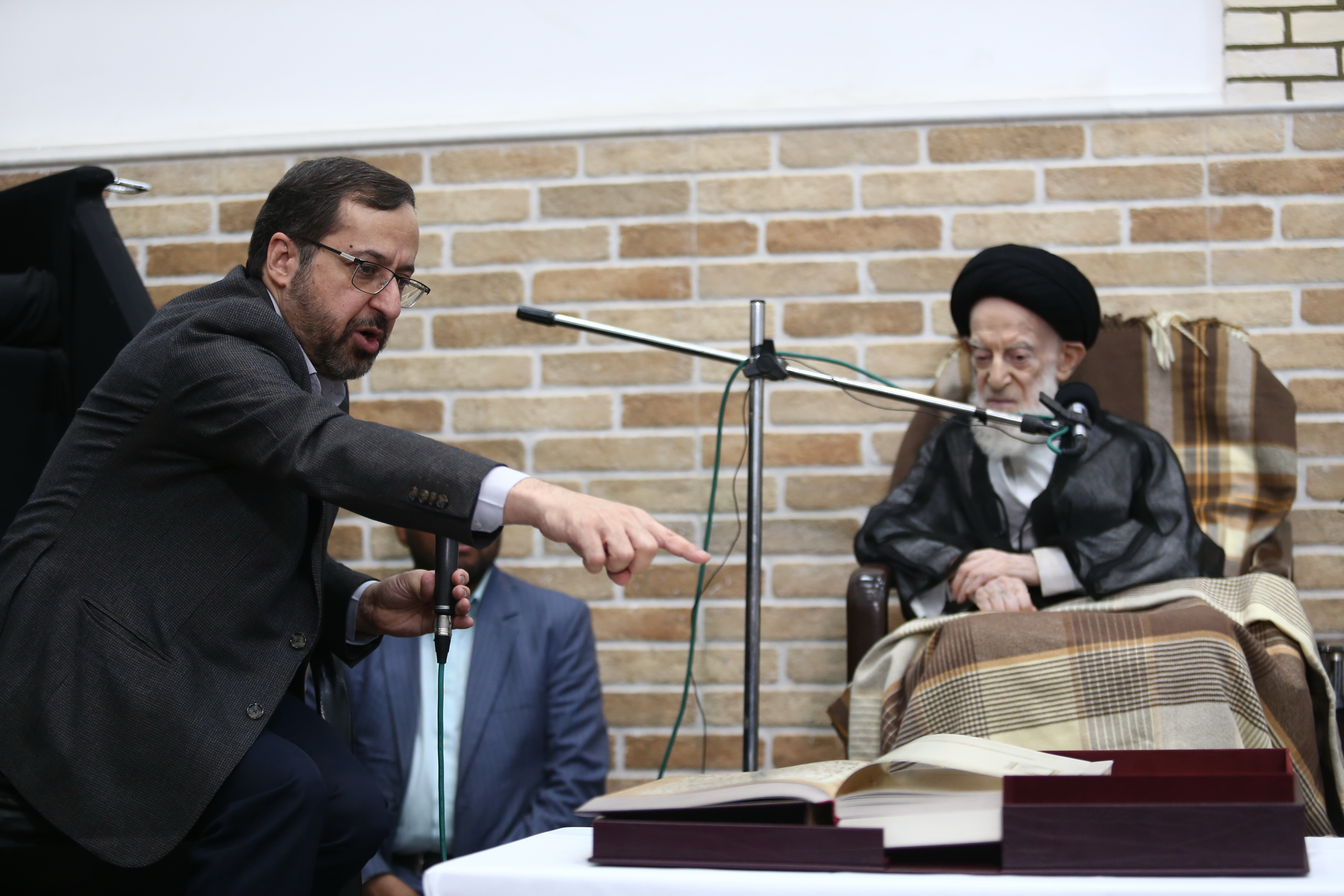  زیرنویس: