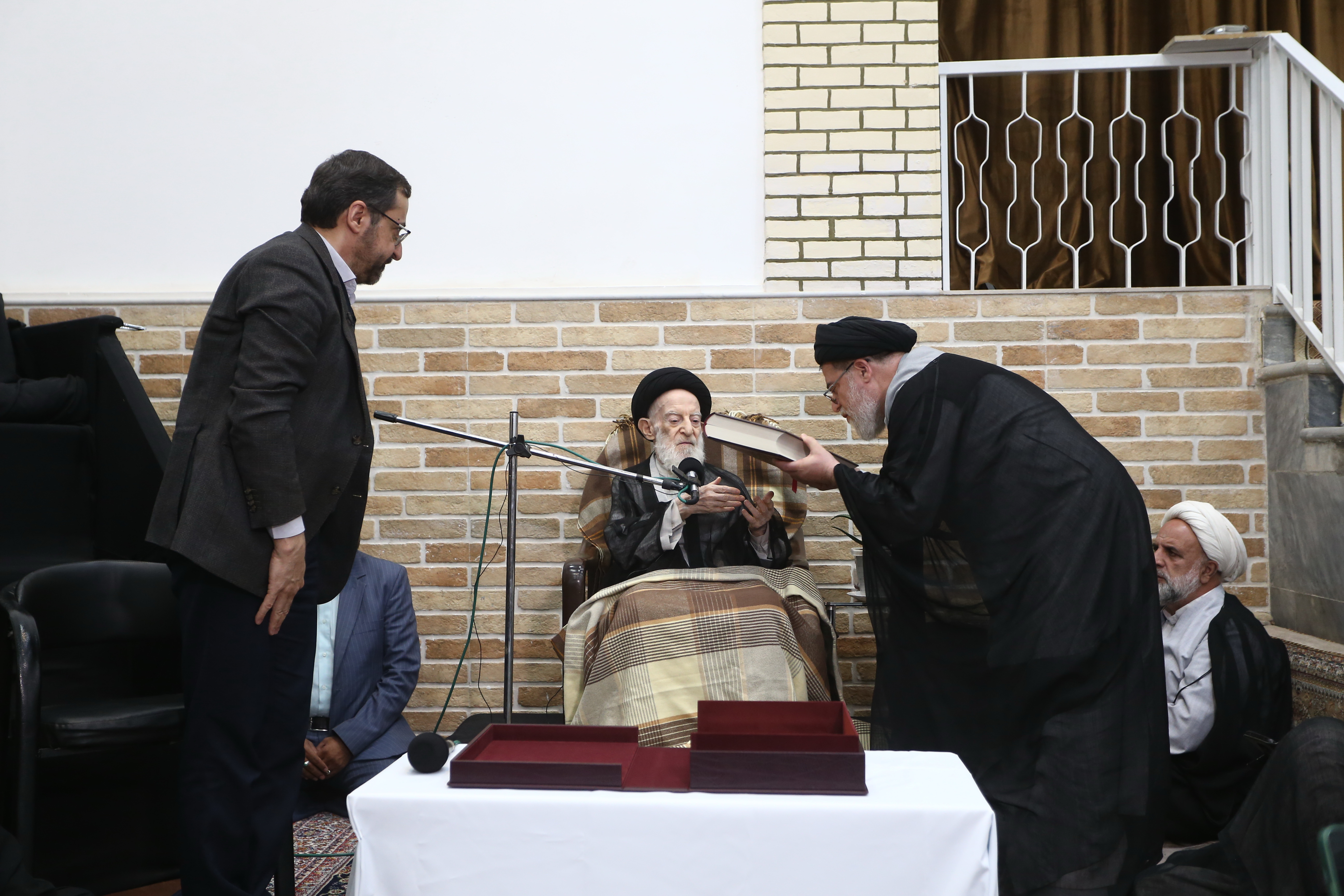  زیرنویس: